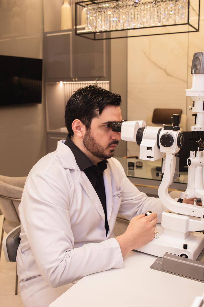 Médico oftalmologista do Hospital de Olhos de Paranaíba realizando exame