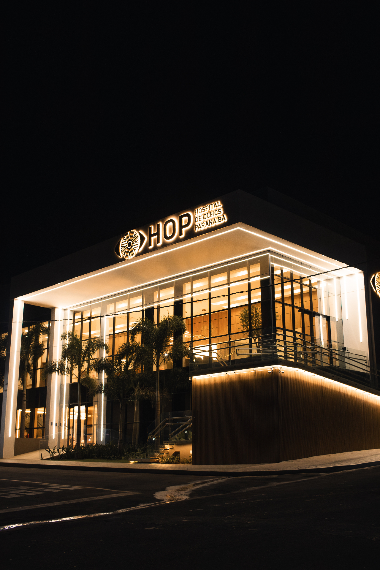 Fachada iluminada do Hospital de Olhos de Paranaíba à noite